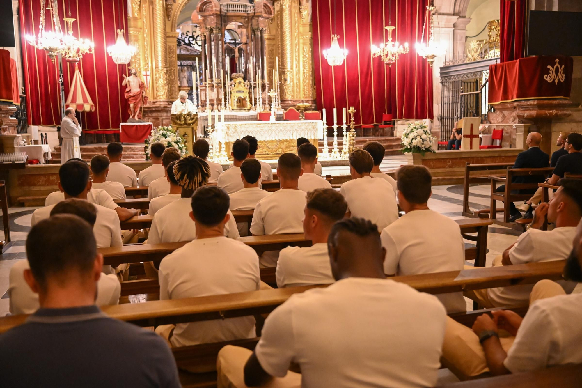 Ofrenda de flores del Elche CF a la Virgen por el ascenso a Primera