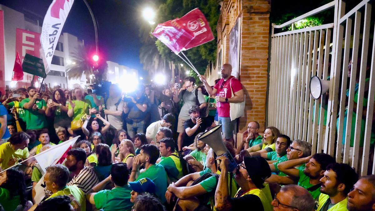 Concentración de apoyo a los profesores encerrados en la consellería de educación