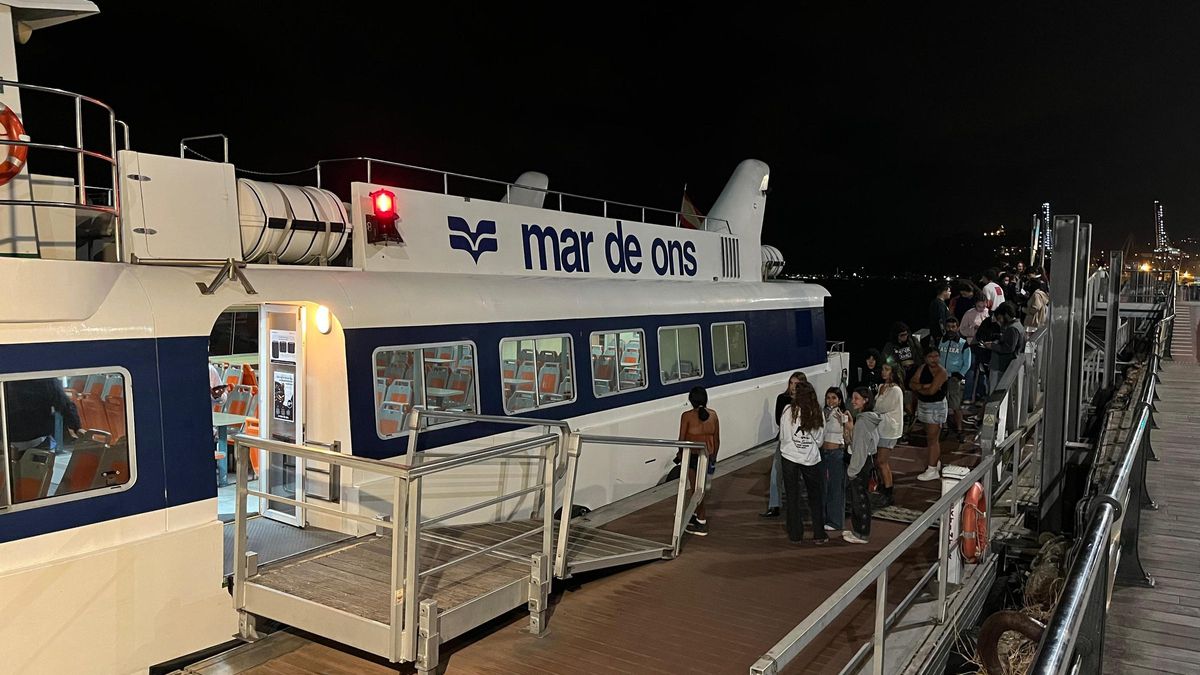 Viajeros en el barco nocturno de Mar de Ons para los conciertos de Castrelos