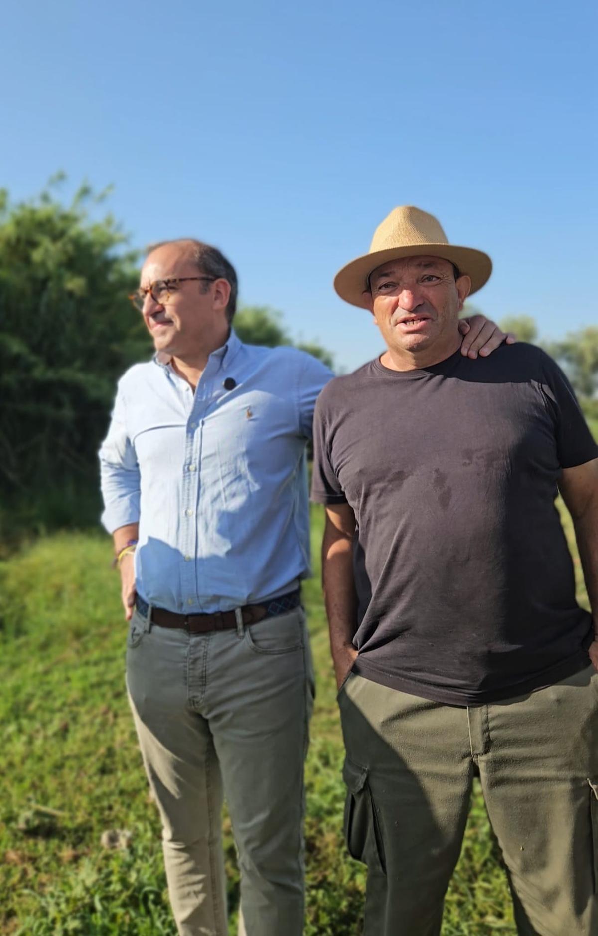 Mateos, junto a uno de los hortelanos, en la zona donde se ejecuta la limpieza del cauce.