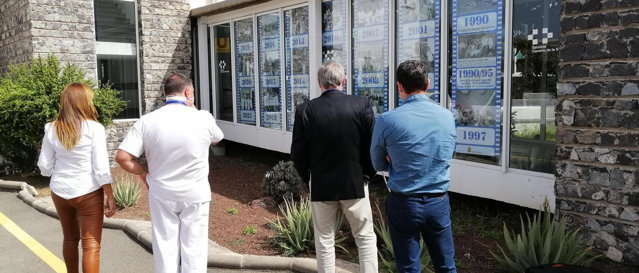 Las autoridades visitan la exposición que conmemora el 25 aniversario del centro de salud