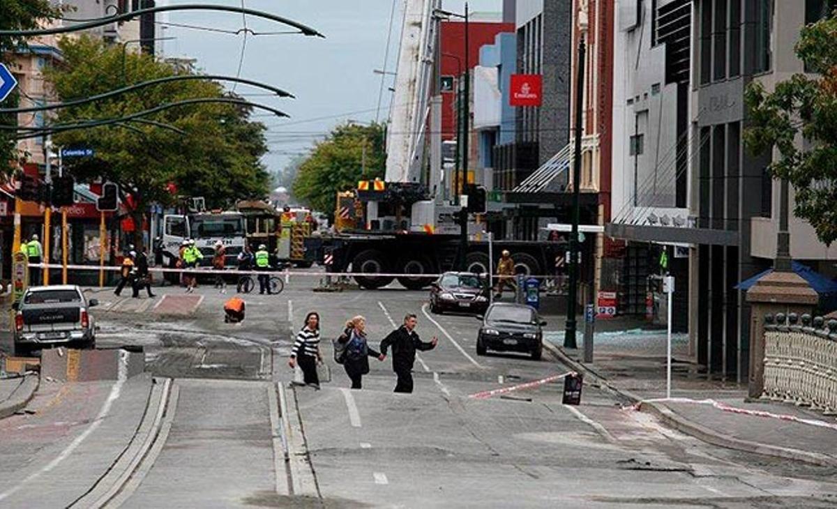 Tres persones travessen el carrer Armagh mentre els bombers treballen al fons després d’un sisme de 6,3 graus que va sacsejar Christchurch, al sud de Nova Zelanda. El primer ministre neozelandès John Key va informar que almenys 65 persones han mort a la segona ciutat del país durant el terratrèmol. El terratrèmol es va produir poc després del migdia a 5 quilòmetres del centre de la localitat i a 4 quilòmetres de profunditat i va anar seguit d’una rèplica de 4,5 graus, 15 minuts més tard, segons el Servei Geològic dels Estats Units.