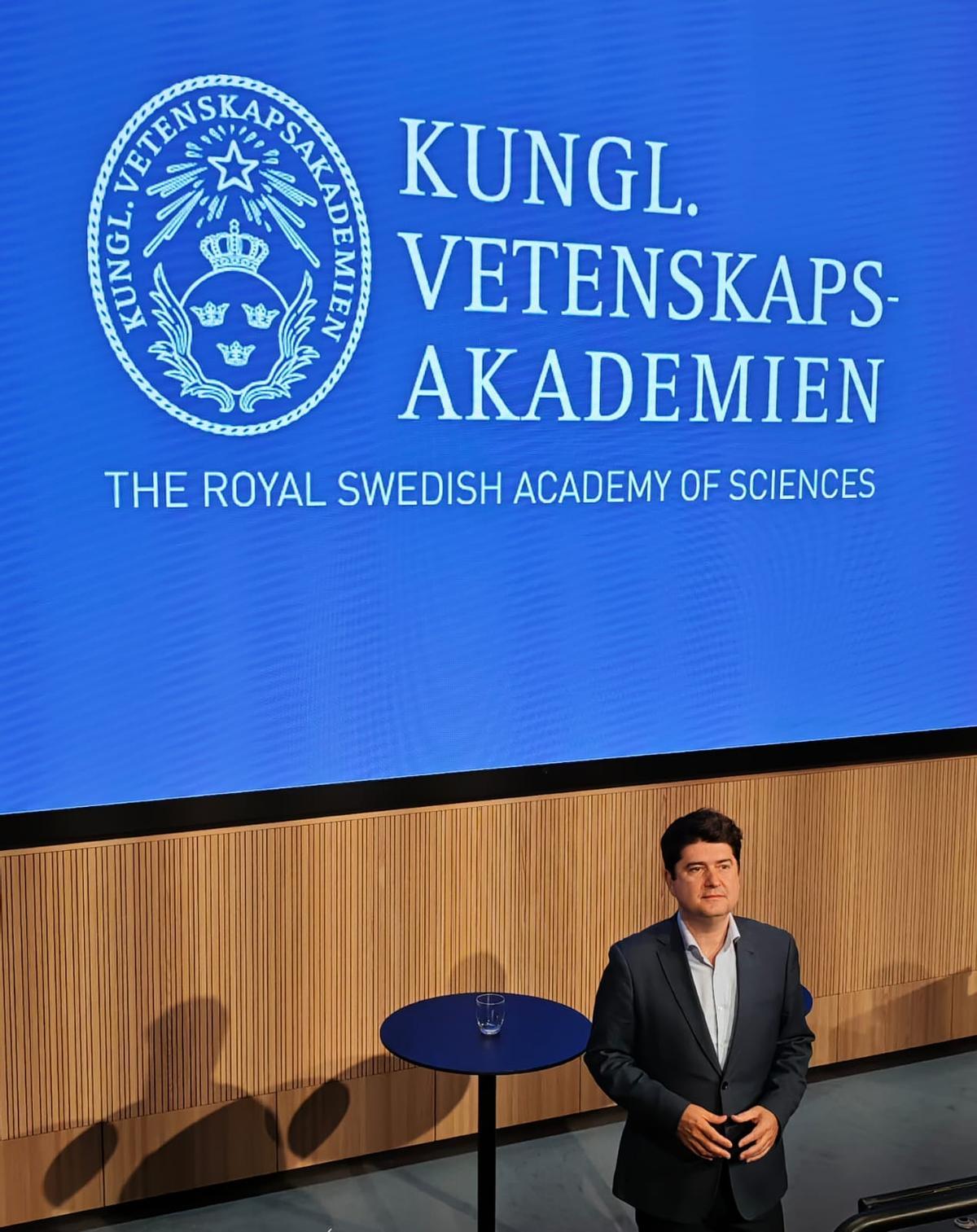 El químico de la UA ante el Comité Nobel