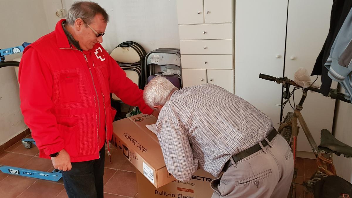 Voluntarios de Cruz Roja atienden a unas familias en Molins.