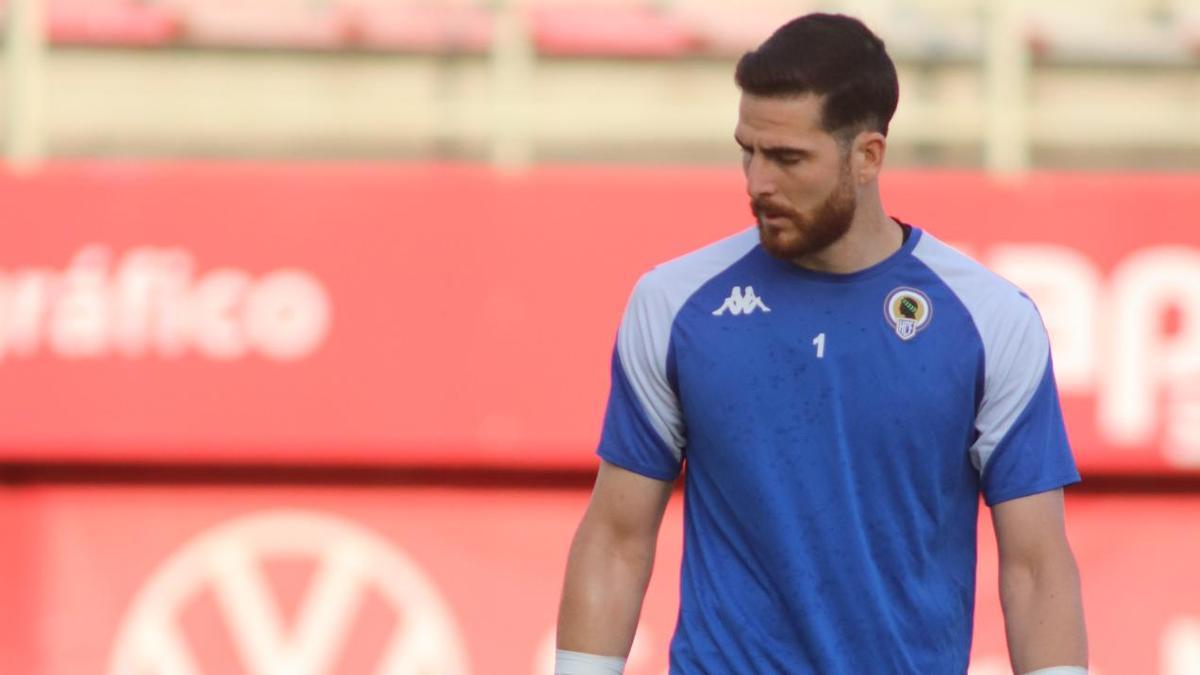 Carlos Abad, en el calentamiento previo al Algeciras-Hércules del sábado pasado.