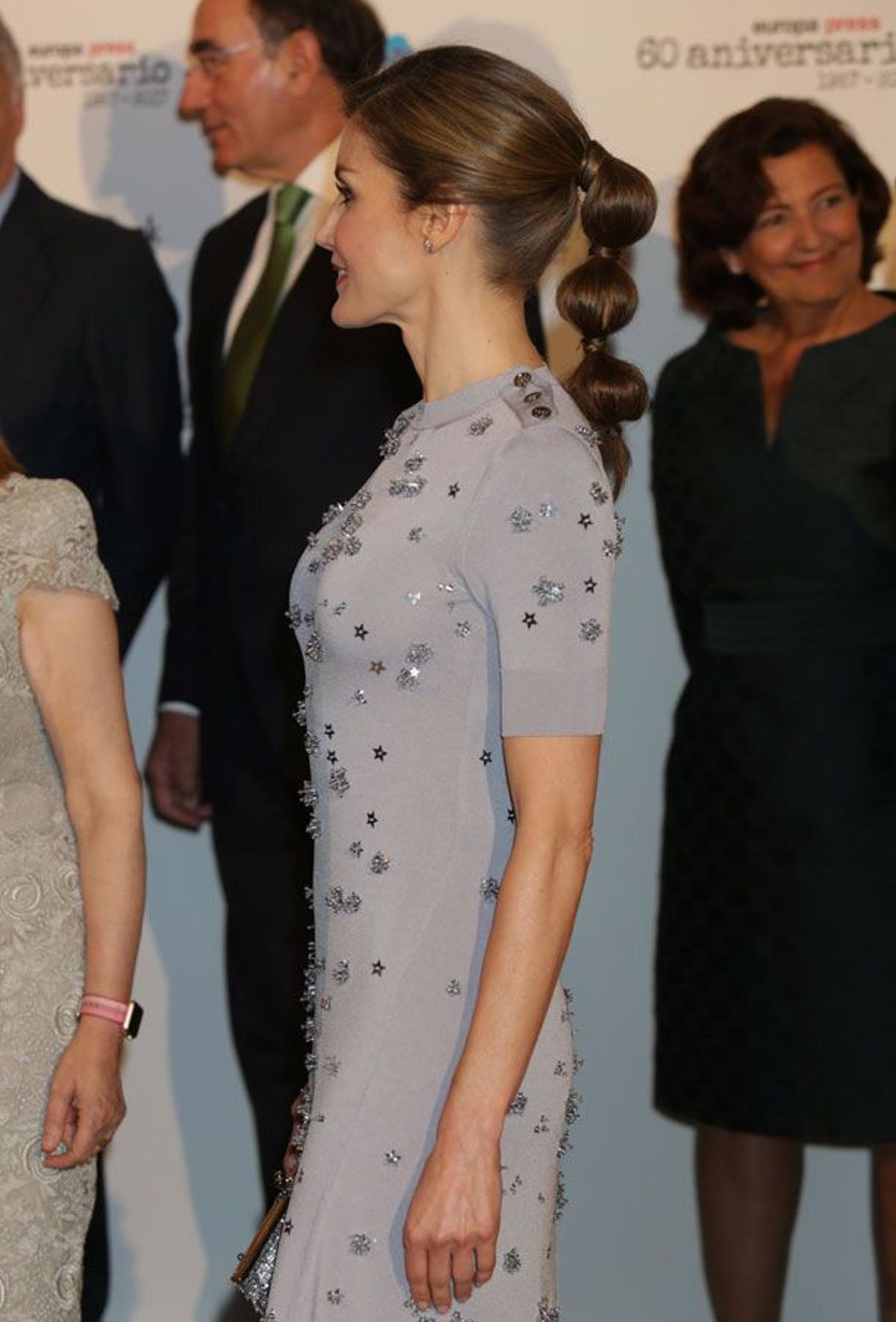 Letizia Ortiz con pendientes de estrella de Chanel y vestido de Nina Ricci y coleta en tres partes
