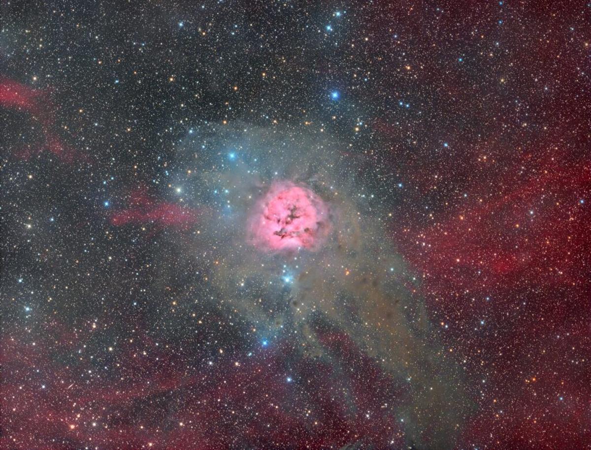 Fotografía tomada por Alfredo Madrigal desde A Veiga de la nebulosa del Casulo, dentro de la constelación del Cisne a 4.000 años luz de la Tierra.