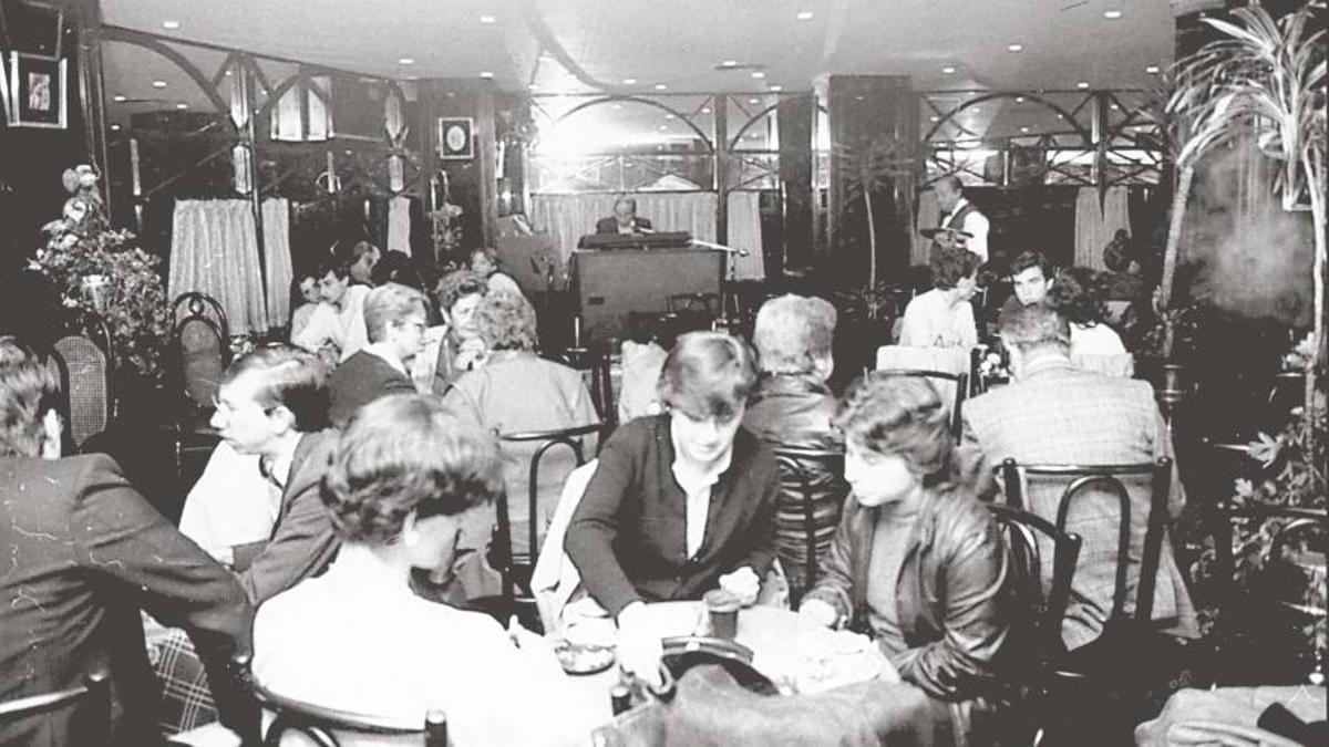 Interior de la antigua cafetería Tío Gallo ubicada en Santiago en donde ahora está La Panta