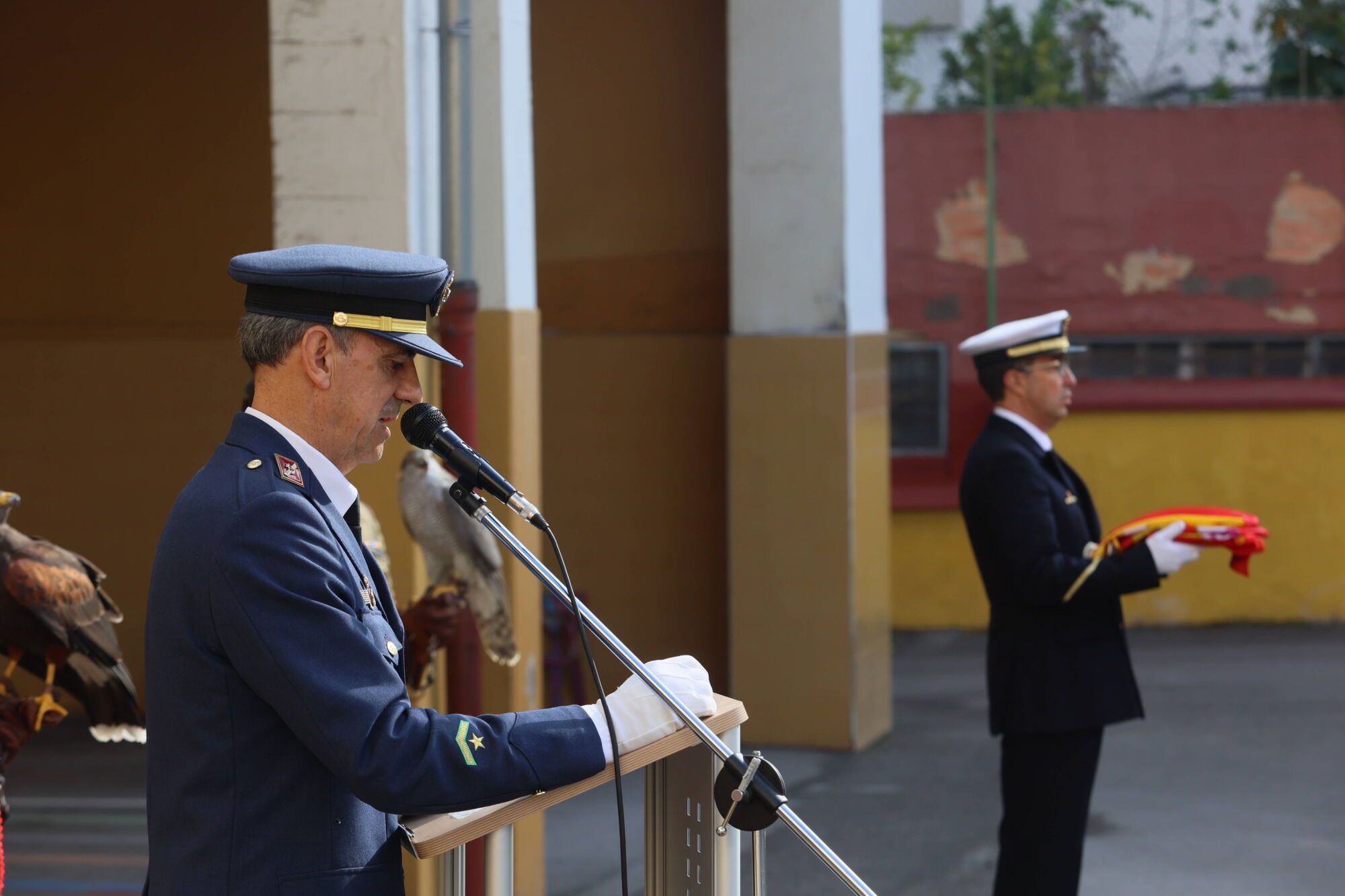 Escuelas Blancas. Acto de izado de la bandera con asistencia del delegado de Defensa y representantes de la Guardia Civil, la Policía Nacional y la Municipal, entre otros