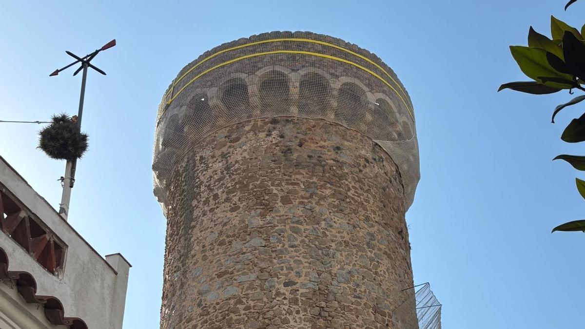 La imatge superior de la torre que s'està assegurant.