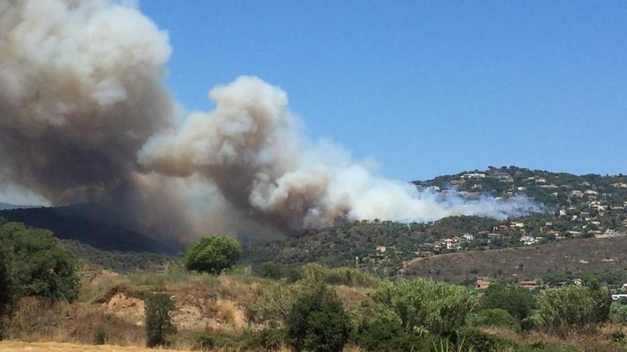 Els Bombers preveuen una nit de treball intens a l&#039;incendi de Castell d&#039;Aro