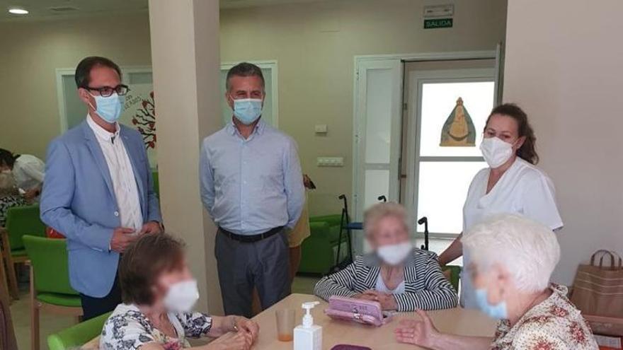 Santiago Cabello y Francisco Ángel Sánchez, durante la visita a la asociación Recuerda.