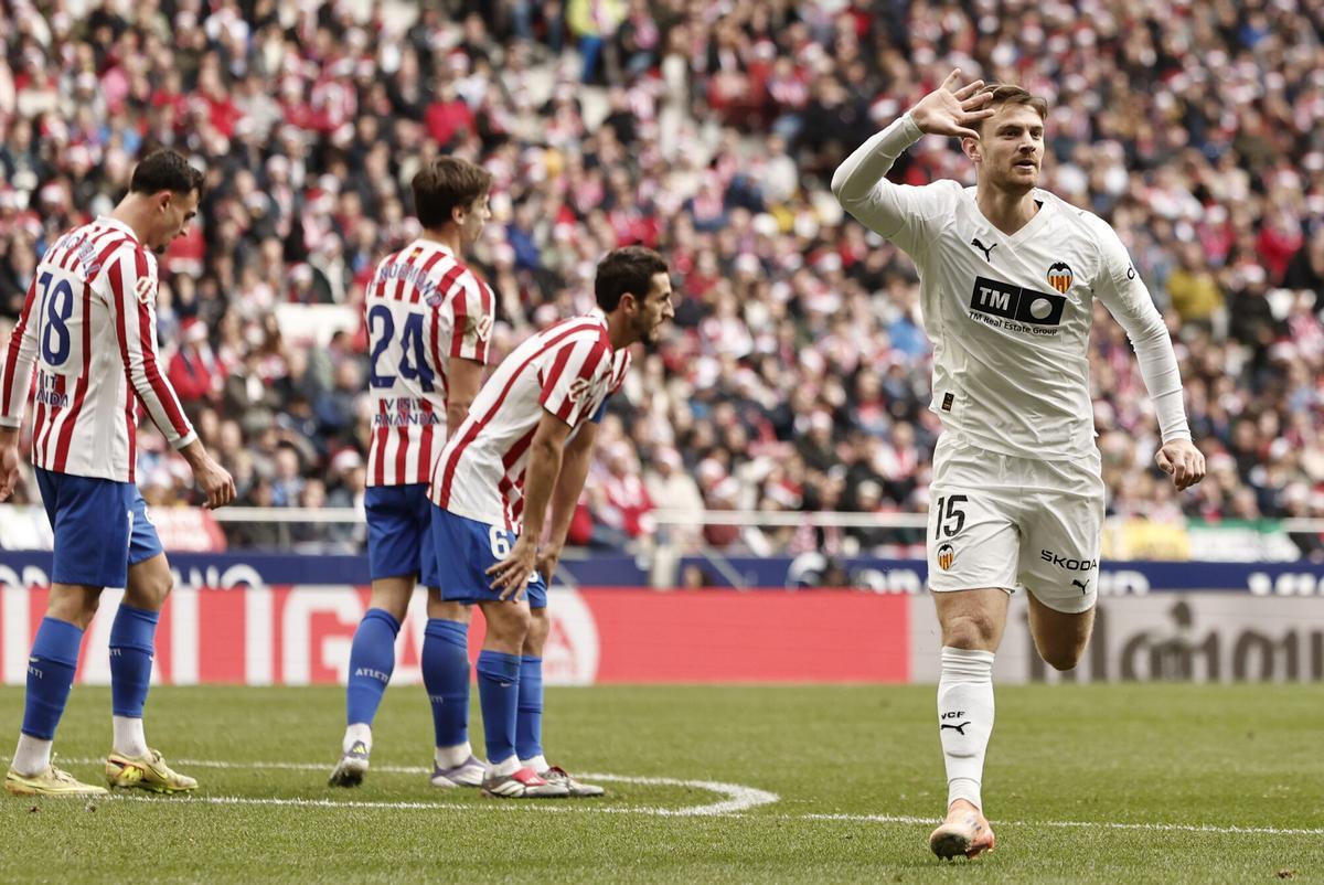 El delantero argentino del Valencia CF Lucas Beltrán (d) celebra tras marcar el 1-1 durante el partido de LaLiga entre el Atlético de Madrid y el Valencia disputado en el estadio Metropolitano en Madrid. EFE/ Sergio Pérez. (Valencia)