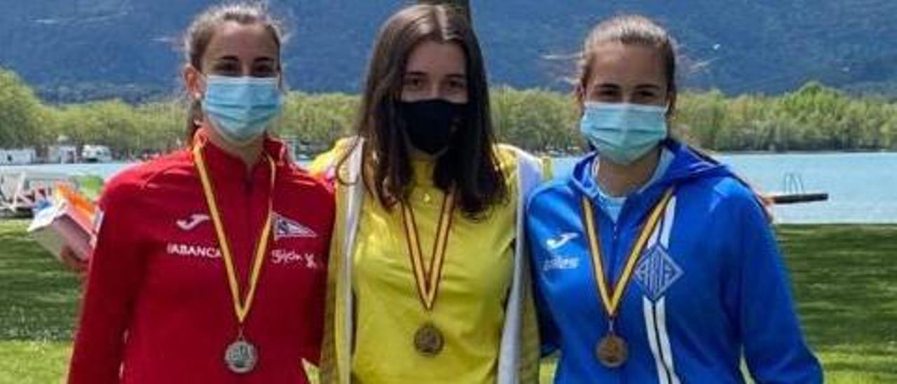 María Paraja, Yaiza Novo y Llara Tuset, con sus medallas.