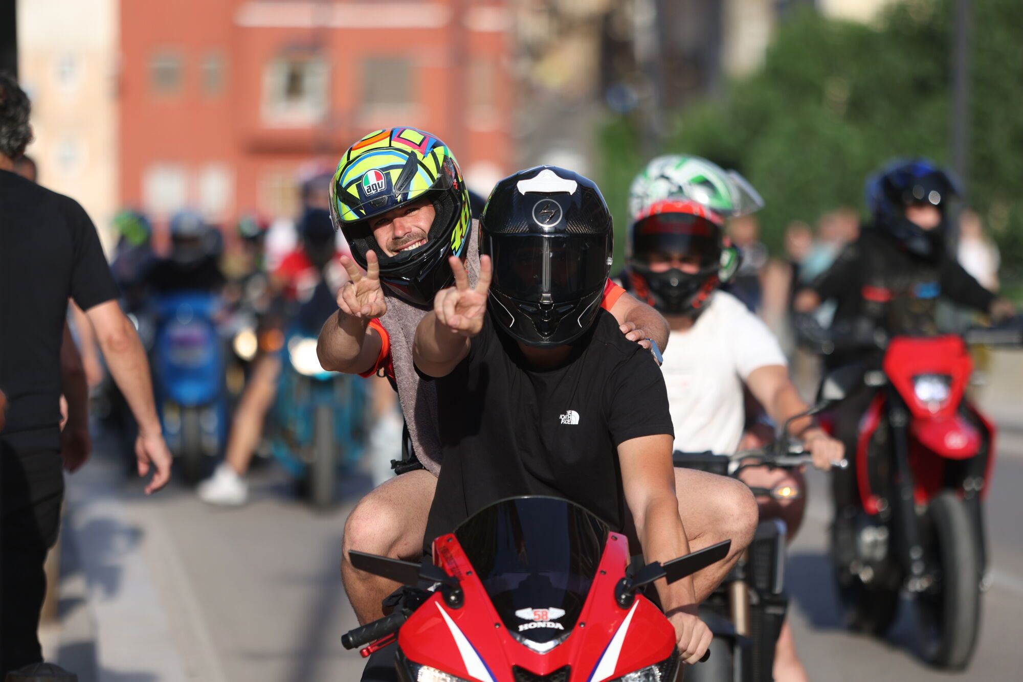 En imágenes | Alcañiz resuena con el ruido de las motos en un ambiente de gala