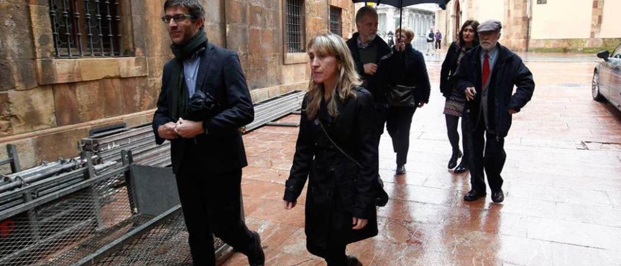 La abogada Marta Rodil, en el centro, junto a varios trabajadores del desaparecido centro de Mieres.