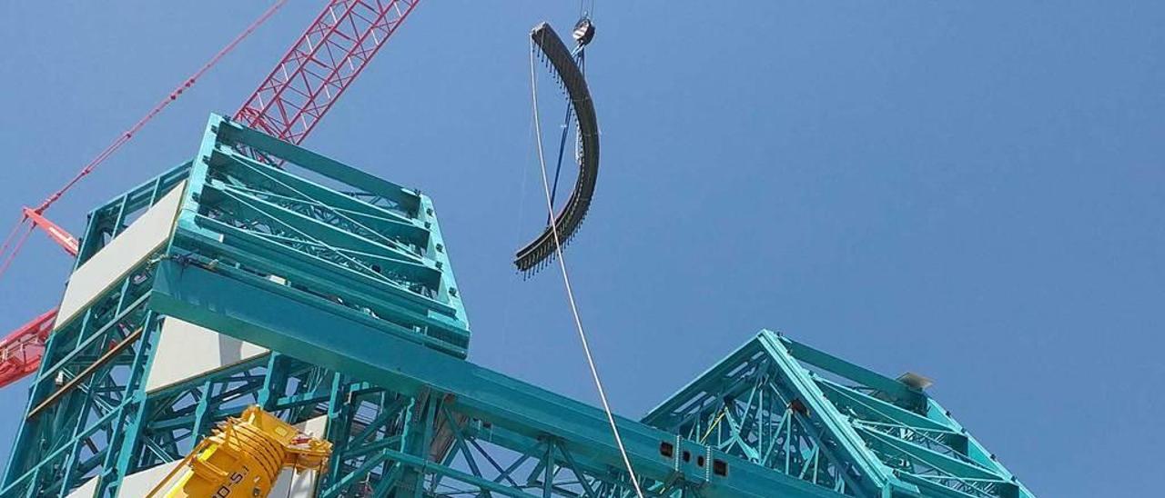 Un operario de Asturfeito, en plenos trabajos de ensamblaje del telescopio.