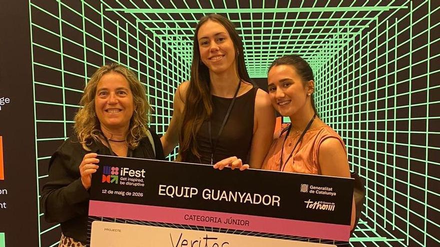 Núria Serracanta i Laura López amb la seva professora Rose Serentill (esquerra)