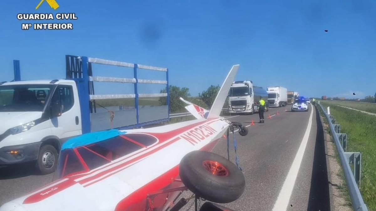 La avioneta tras desprendeser de la camioneta ocupando la calzada.