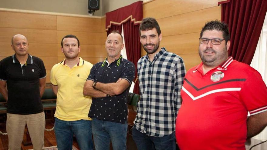 Por la izquierda, Rafael Camacho, Pedro González, Aurelio Martínez, José Alberto Caveda y Adrián de Pedro, ayer, en el Ayuntamiento de Langreo.