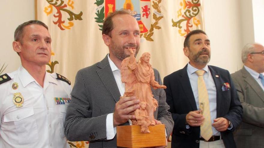 Olmo, Quirós, López y Mendoza, ayer con el busto.