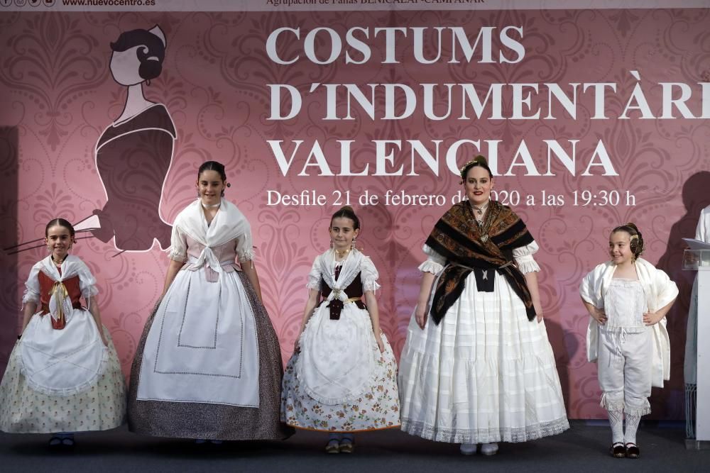 Desfile benéfico de indumentaria valenciana de Albaes en Nuevo Centro