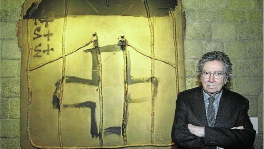 Tàpies, davant la seva &quot;Composició&quot;, feta expressament per a Caixa Girona, que es pot contemplar a l&#039;edifici de La Caixa del carrer Migdia.