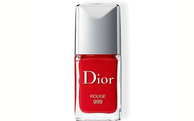 Esmalte de uñas rojo de Dior.