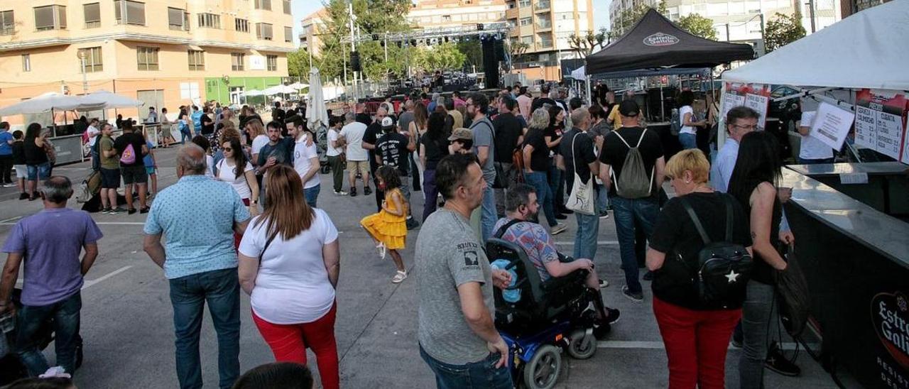 El mejor rock de Castellón ha llenado el aparcamiento provisional de la calle Jaume Roig en Vila-real.