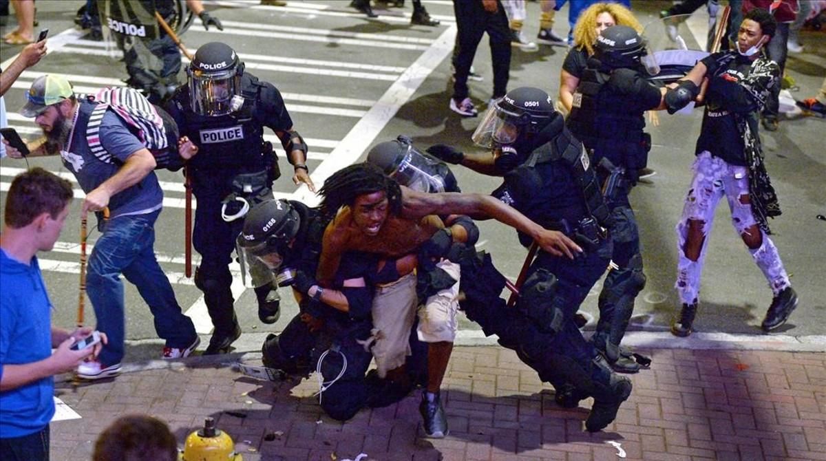 jcortadellas35633598 a protester  center  is taken into custody by charlotte meck160922134301 jcortadellas35633598 a protester  center  is taken into custody by charlotte meck160922134301