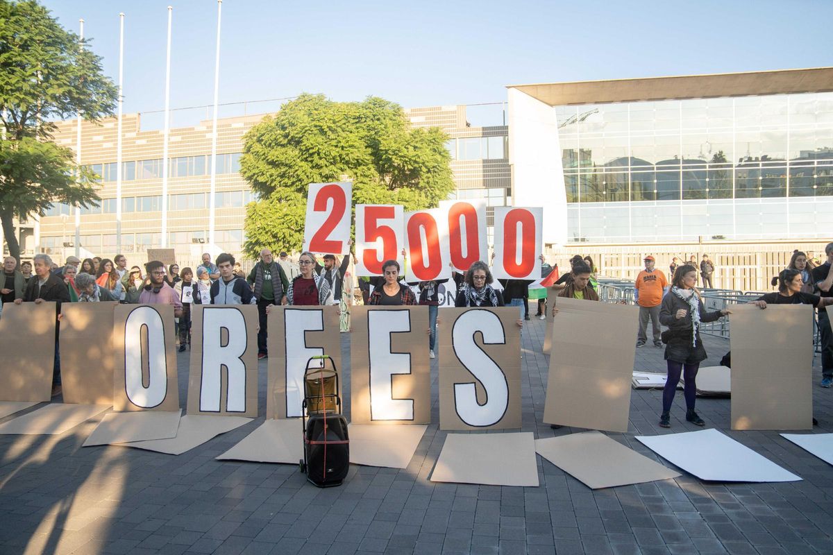 Ecologistas y activistas propalestinos protestan contra la feria Aviation Week en Barcelona