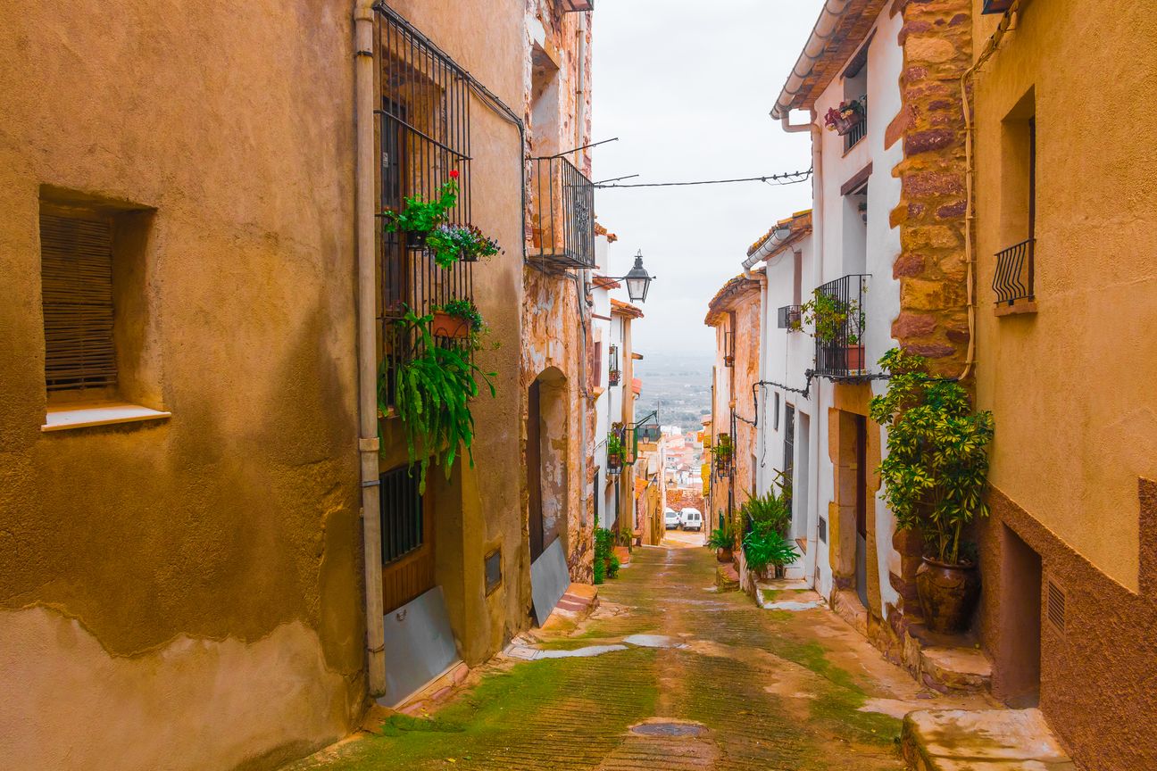 Estrecha calle en el pueblo de Vilafamés