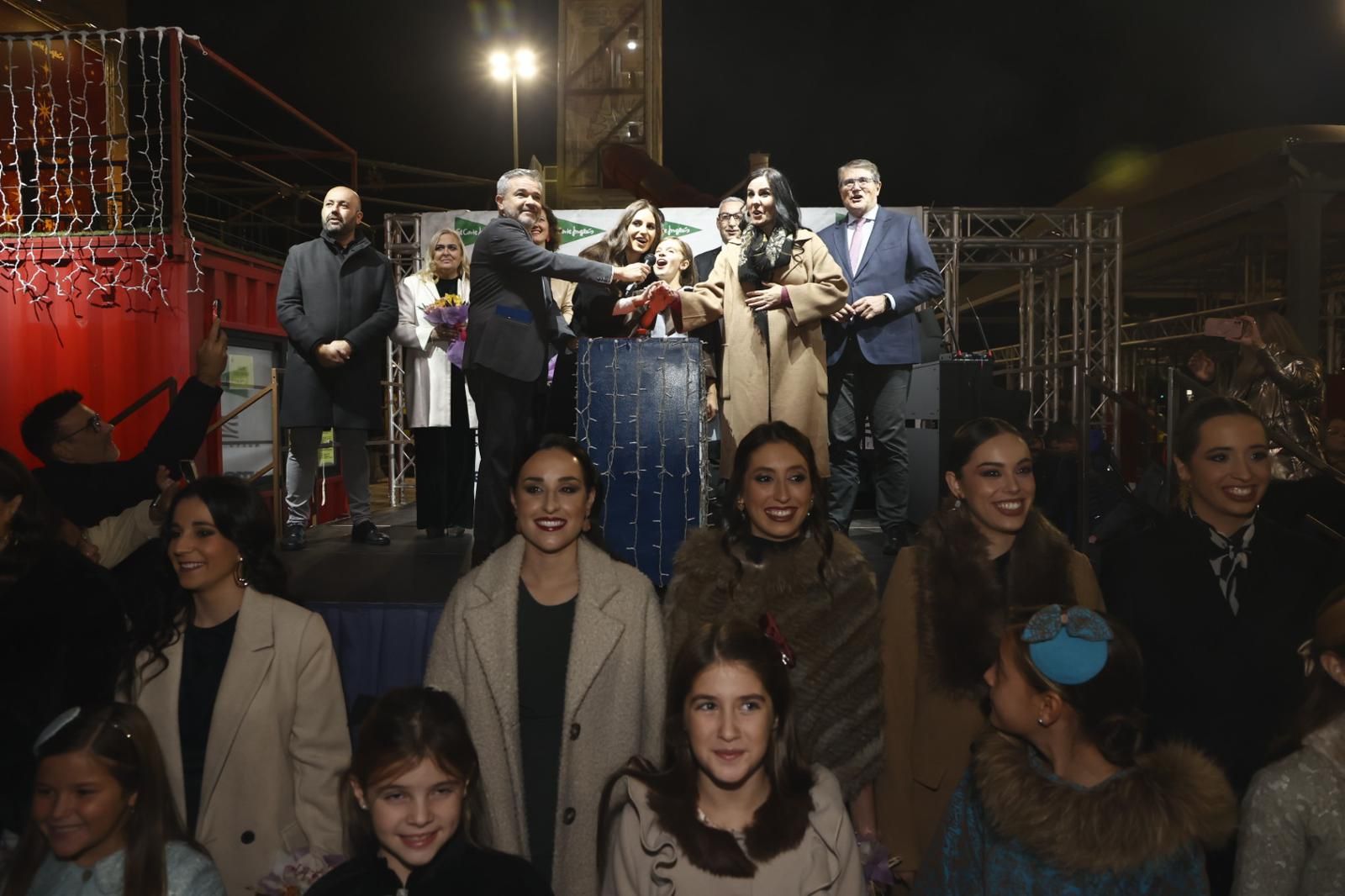 Nuevo Centro inaugura las luces de Navidad en clave fallera