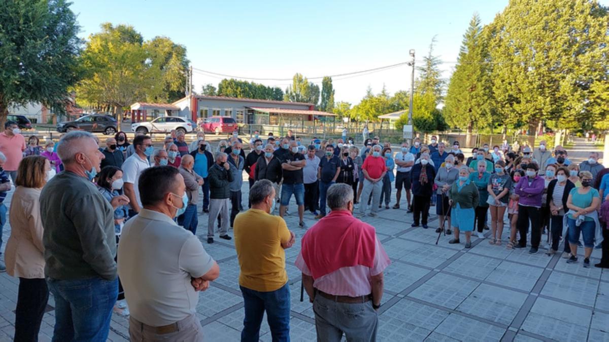 Vecinos de Santa Croya concentrados en la Plaza del Ayuntamiento contra las obras del malecón. / C. G.