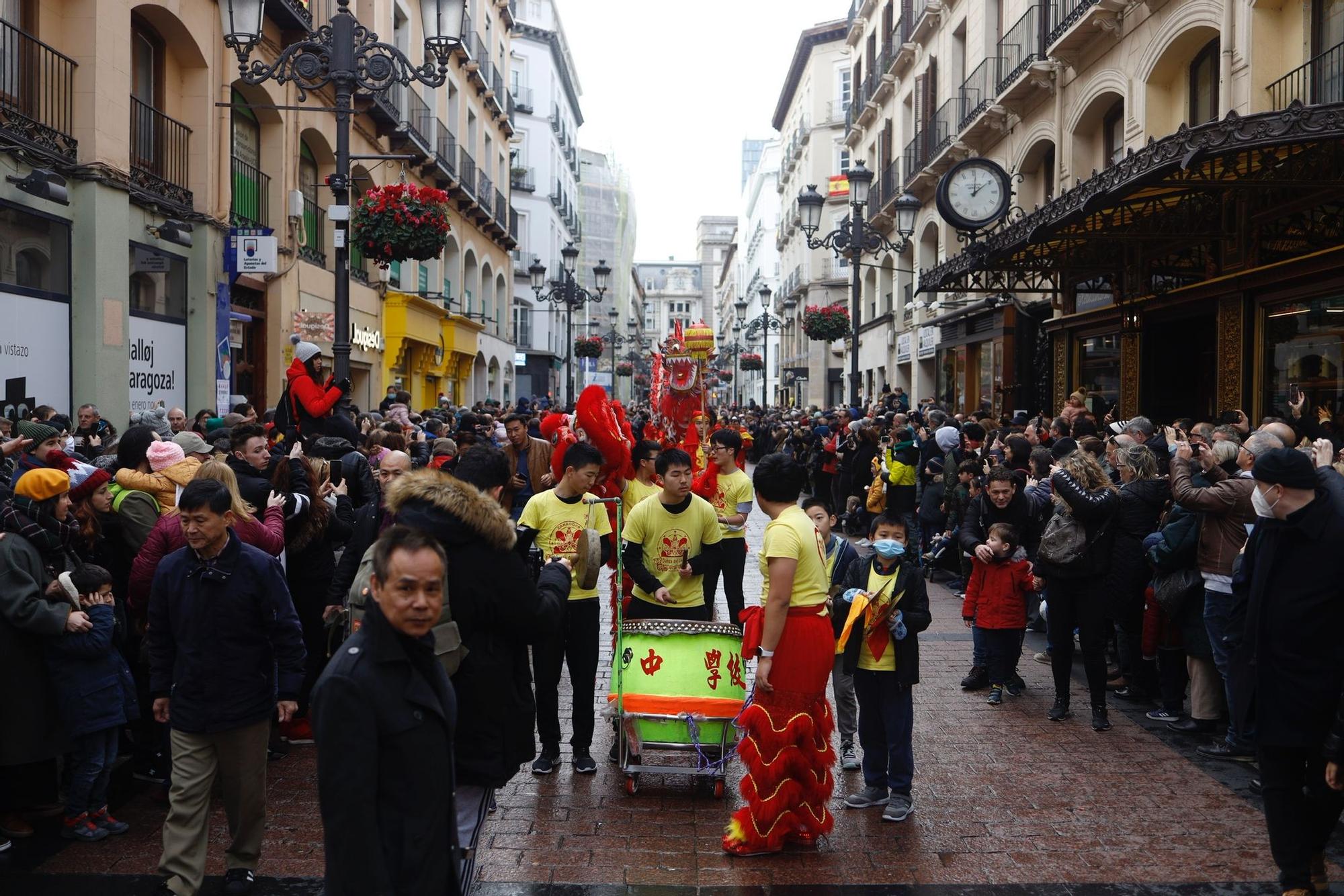 La comunidad china de Zaragoza desfila por el centro para celebrar el Año del conejo