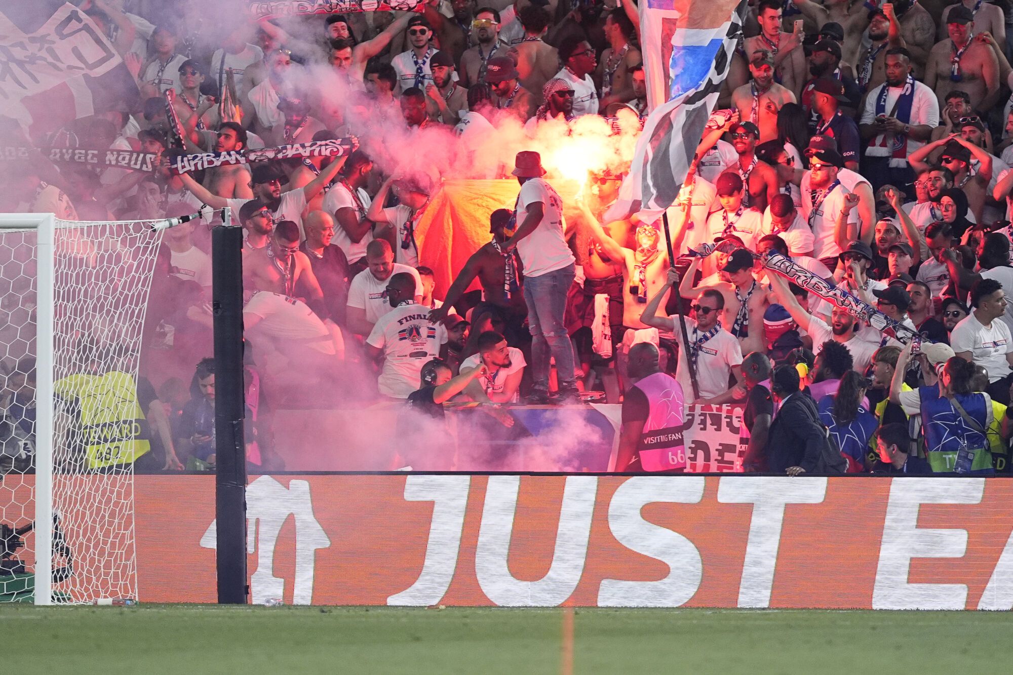 Supporters of PSG celebrates the victory during of the UEFA Champions League Final 2025 between Paris Saint-Germain and FC Internazionale Milano at Munich Football Arena on May 31, 2025 in Munich, Germany. AFP7 31/05/2025 ONLY FOR USE IN SPAIN. Dennis Agyeman / AFP7 / Europa Press;2025;OLYMPICS;SPAIN;SPORT;ZSPORT;Paris Saint-Germain v FC Internazionale Milano - UEFA Champions League Final 2025;