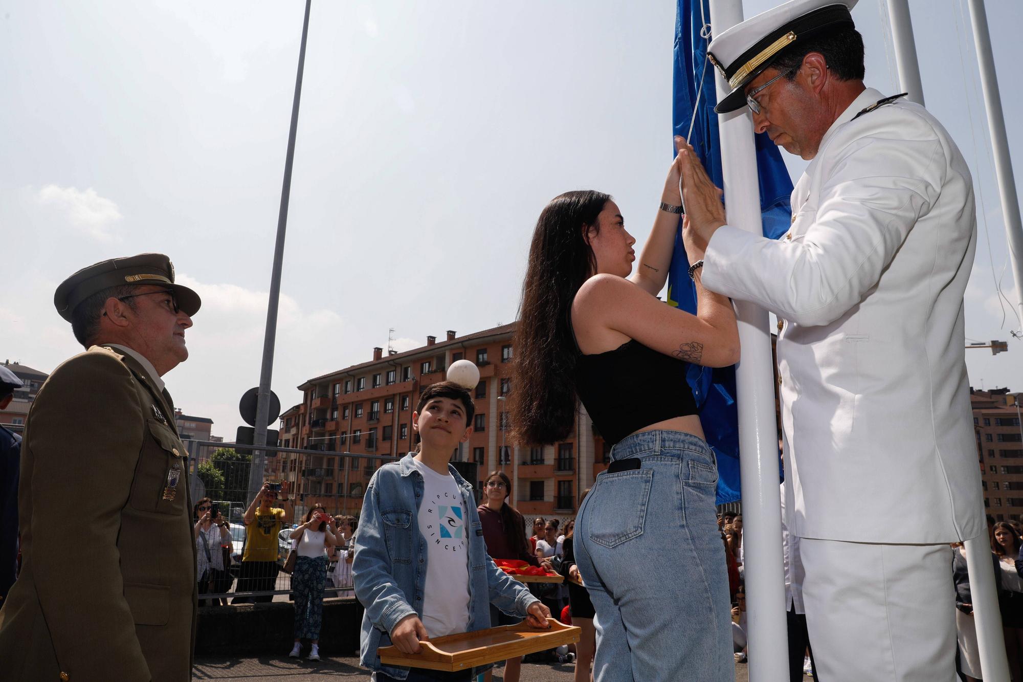 EN IMAGENES: Así fue el izado de bandera en el IES Número 5 de Avilés