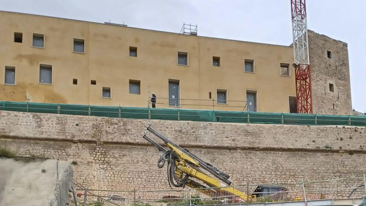 Una máquina especial ha perforado ya decenas de metros del túnel desde el ‘parking’ hasta el Parador del Castillo