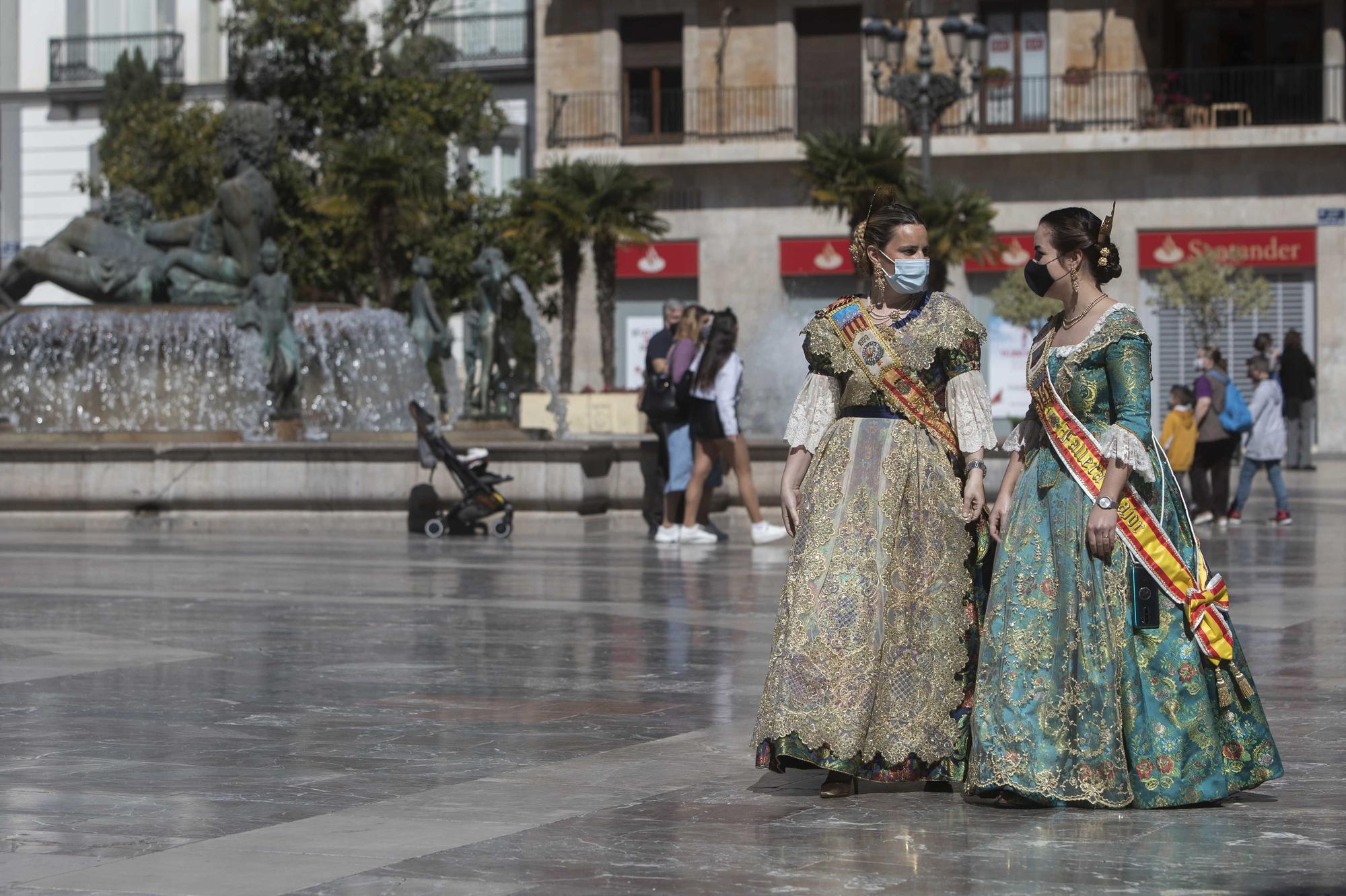 Flores de los falleros a la Virgen en el primer día de la "no ofrenda"