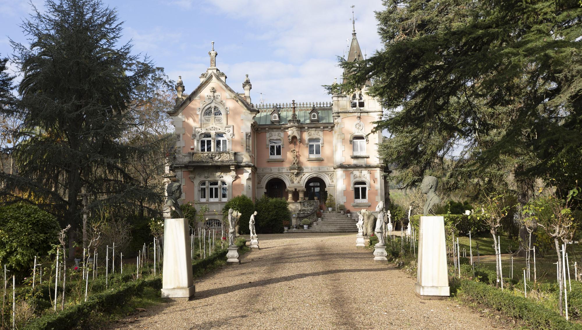 ¿Casa encantada o palacete de ensueño?: Les Baragañes, así es la gran mansión de Villaviciosa