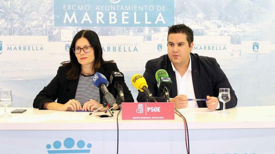 Los concejales del PSOE, Isabel Pérez y Manuel García.