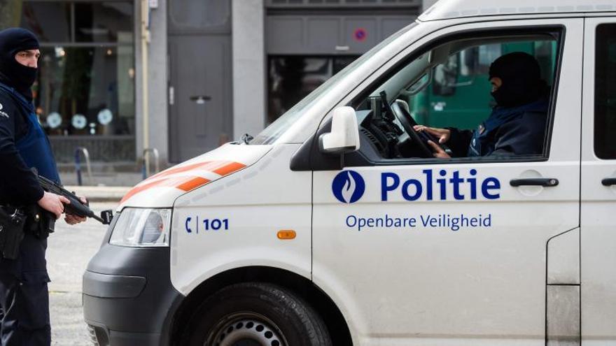 Policías vigilan en las calles de Bruselas.