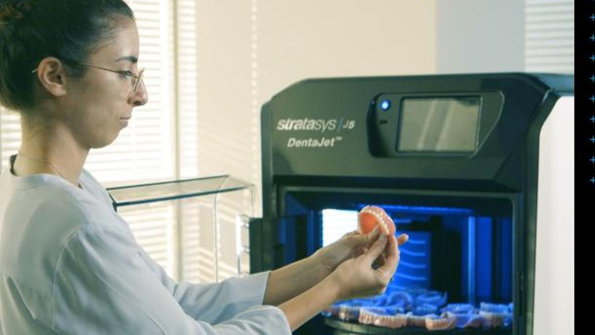 Impresora 3D Stratasys en el sector dental.