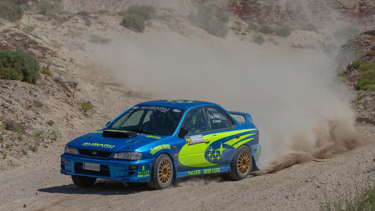 J. Pérez-A. Pérez a bordo de su Subaru en plena competición