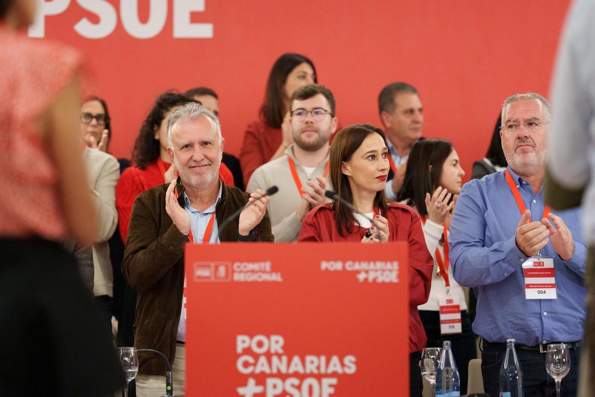 Ángel VíctorTorres, a la izquierda, aplaude junto a Nira Fierro, en el Comité Regional del PSOE en Tenerife.