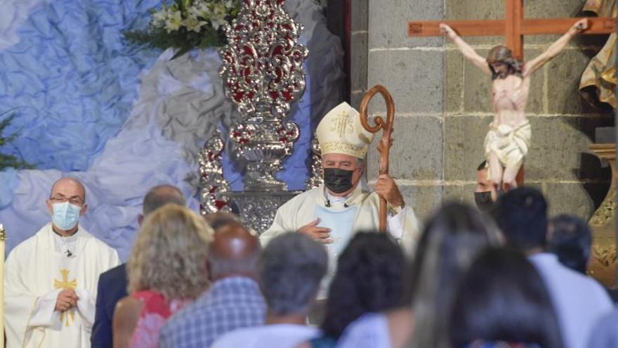 La Virgen del Pino baja del camarín