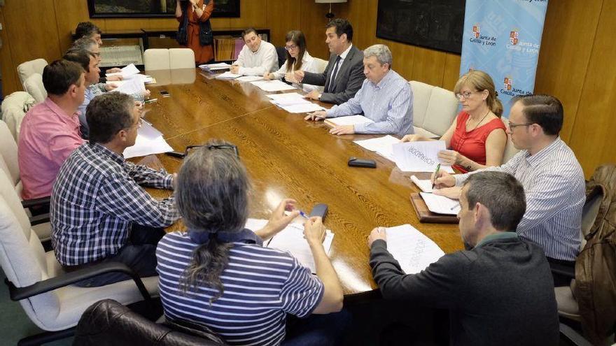 Representantes de la Junta y los sindicatos en la reunión del Consejo Agrario Provincial