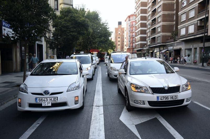 Las mejor imágenes de la jornada de movilización del taxi en Zaragoza