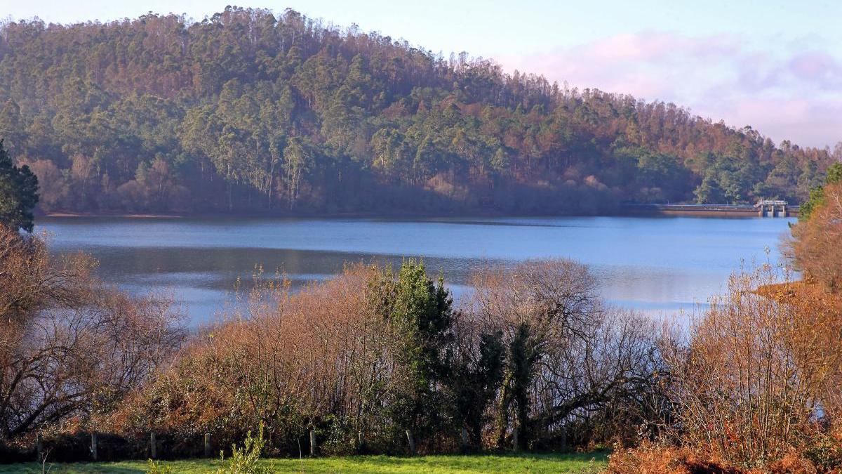 Una de las rutas guidas y gratuitas bordeará el embalse de Zamáns. // Marta G. Brea