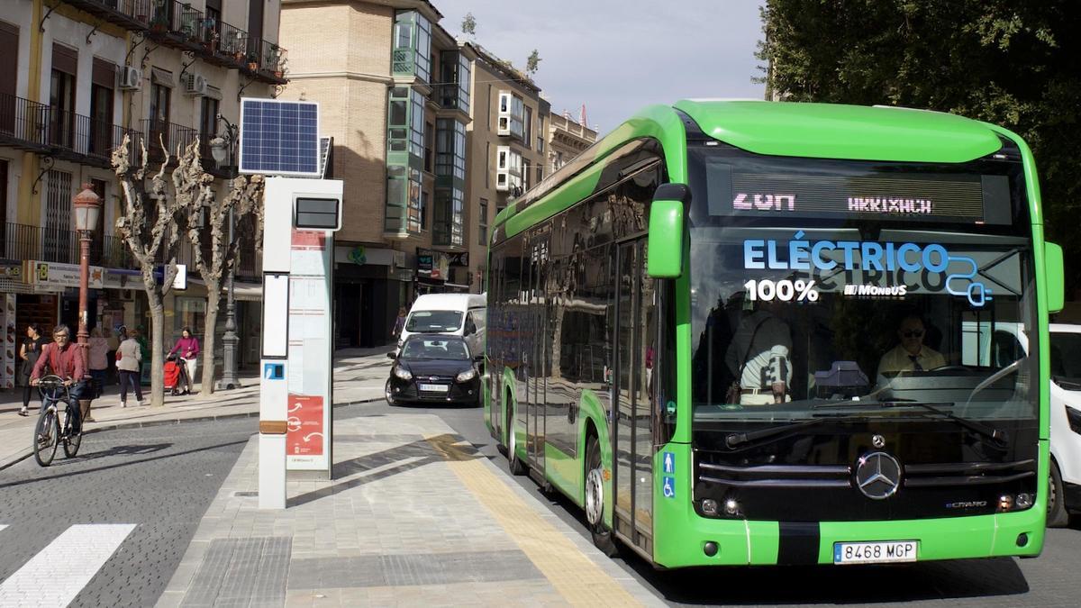 Autobús eléctrico en pruebas, en la parada de la plaza Camachos, en el barrio del Carmen.